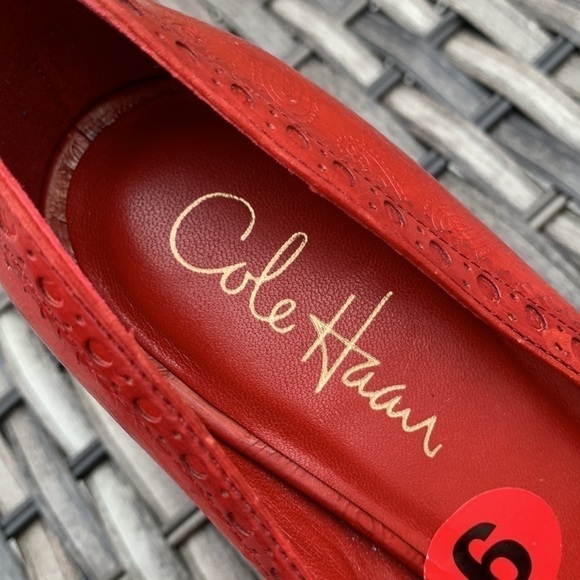 COLE Haan Nike Air Red Paisley Embossed Peep Toe Pumps with Bow - Picture 4 of 16